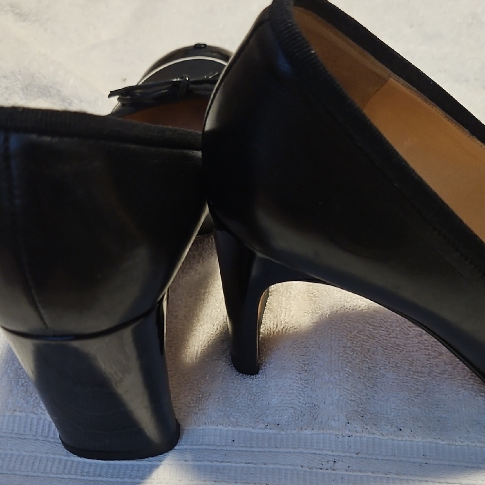 CHANEL Black Leather Ballet Flats with Contrast Trim and Bow - Picture 7 of 13